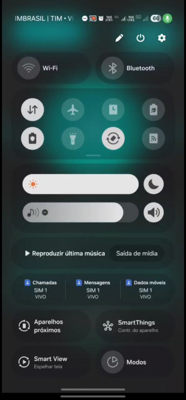 Painel de controle do Android mostrando o Wi-Fi desligado e os Dados Móveis ligados.